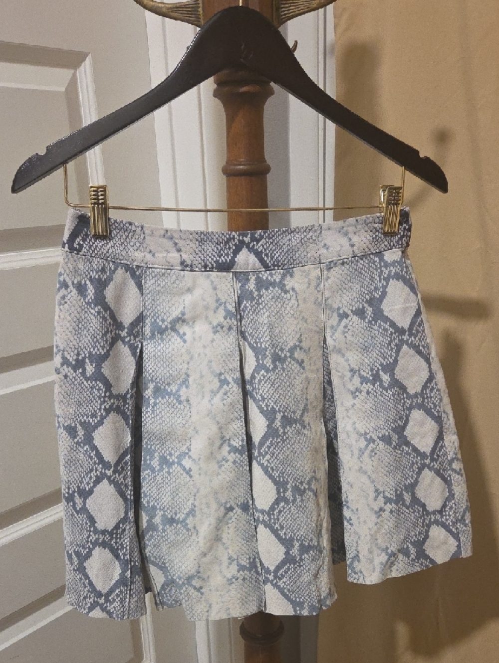 Snake Print Pleated Mini Skirt - White & Gray